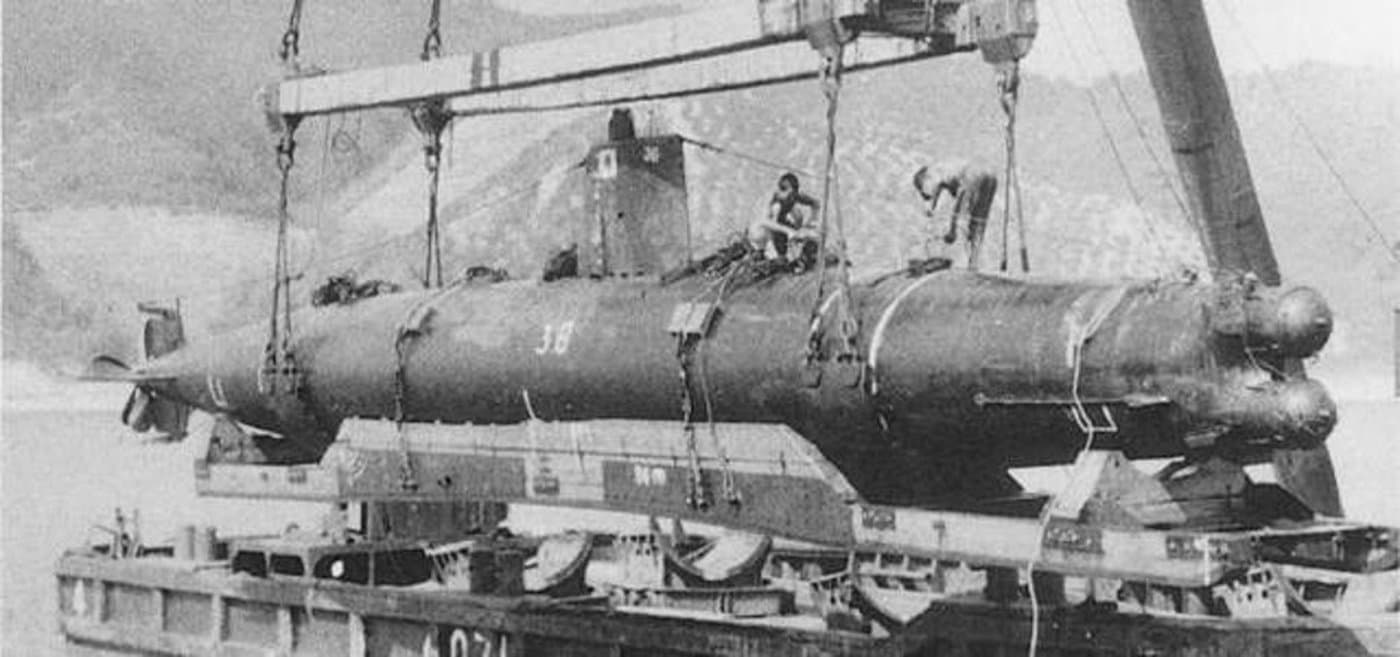 1944年,准备吊装到潜艇上的置于潜艇搭载架上的「甲标的」38号艇。