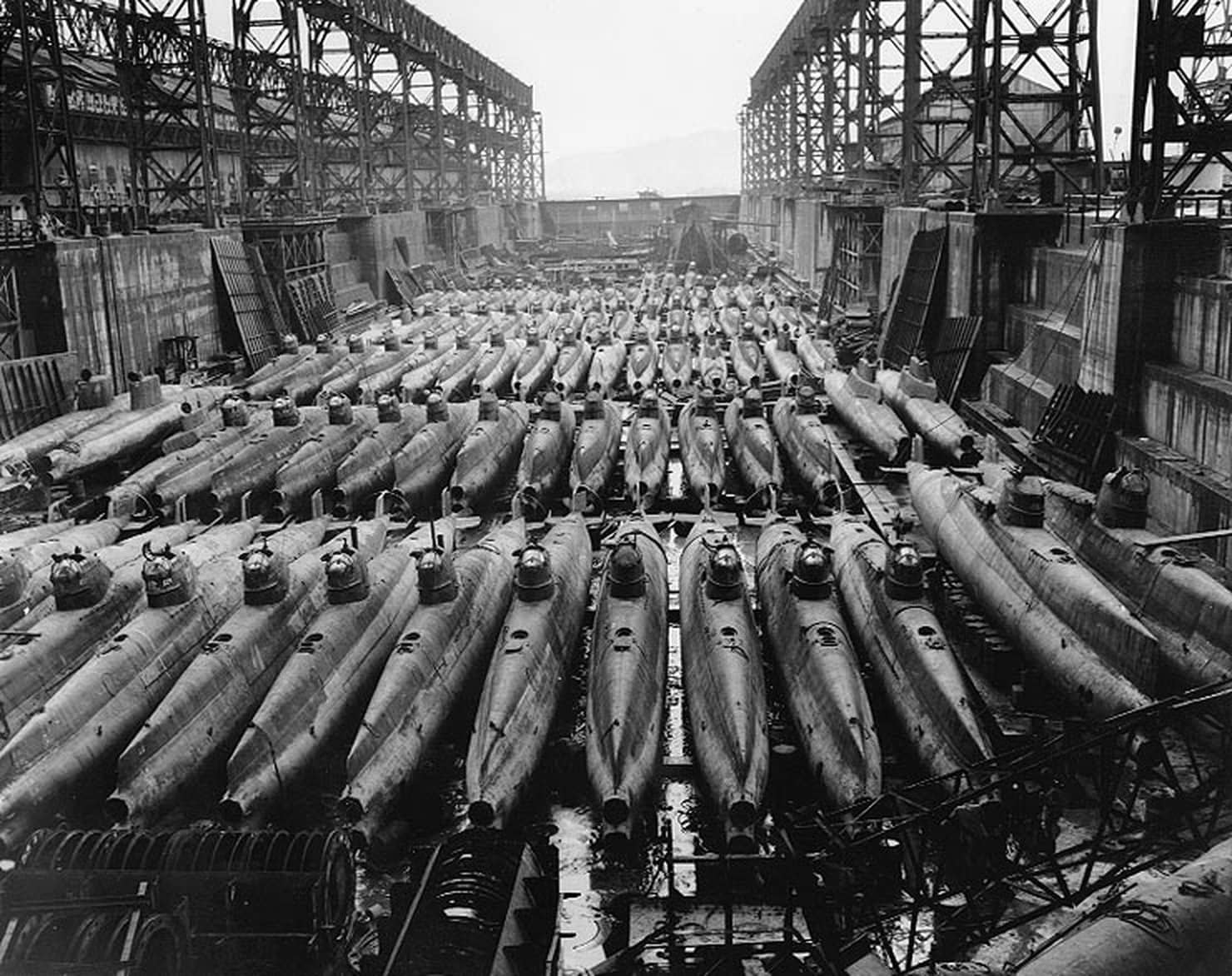 1945年10月19日,美军在吴港海军基地干船坞内接收的蛟龙(「甲标的」丁型)艇群,尽管日本在战时有所储备,但这些特攻兵器未及本土决战即告终战。