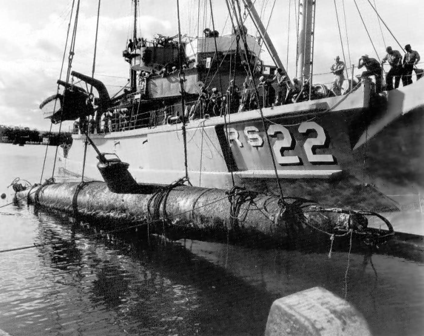 1960年7月,被美国海军「卡伦特」号(USS Current,ARS-22)救援打捞船从夏威夷基希泻湖(Keʻehi Lagoon)打捞出水的「甲标的」微型潜艇(可能是甲型16或18号)。