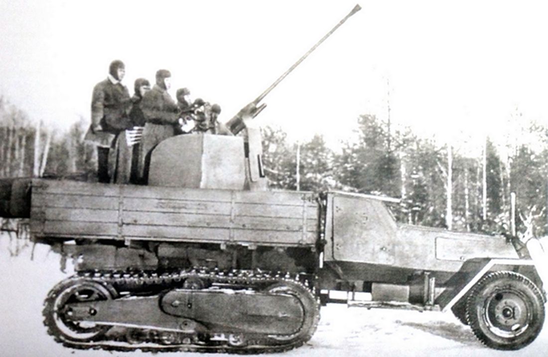 1942年12月,一辆装载一门37毫米高射炮的ZIS-42半履带车正在苏联某地的武器试验场进行测试。