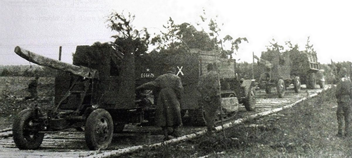1944年7月,「苏德战争」期间,向前线进发的苏联波罗的海第1方面军一辆牵引着一门37毫米高射炮的ZIS-42半履带车。