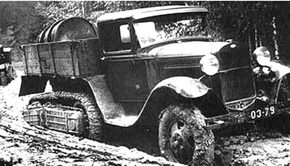 「苏德战争」期间,东线苏联战场,在泥泞路上行进的苏军嘎斯 GAZ-60半履带车,车上装载着运往前线的油料。