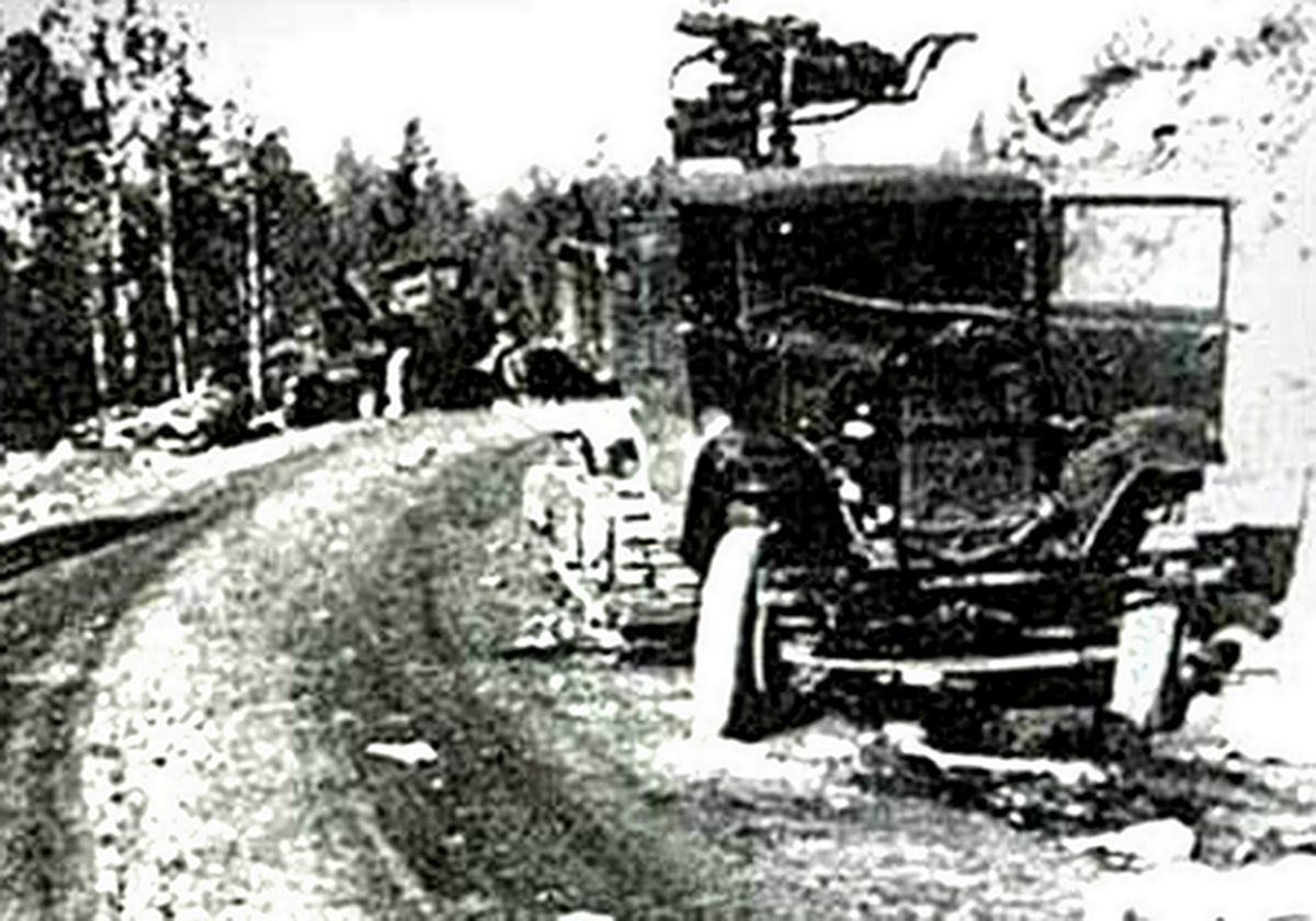 「苏德战争」期间,东线苏联战场,一辆被击毁的苏军嘎斯 GAZ-60半履带车,车上安装有一门四联机枪。
