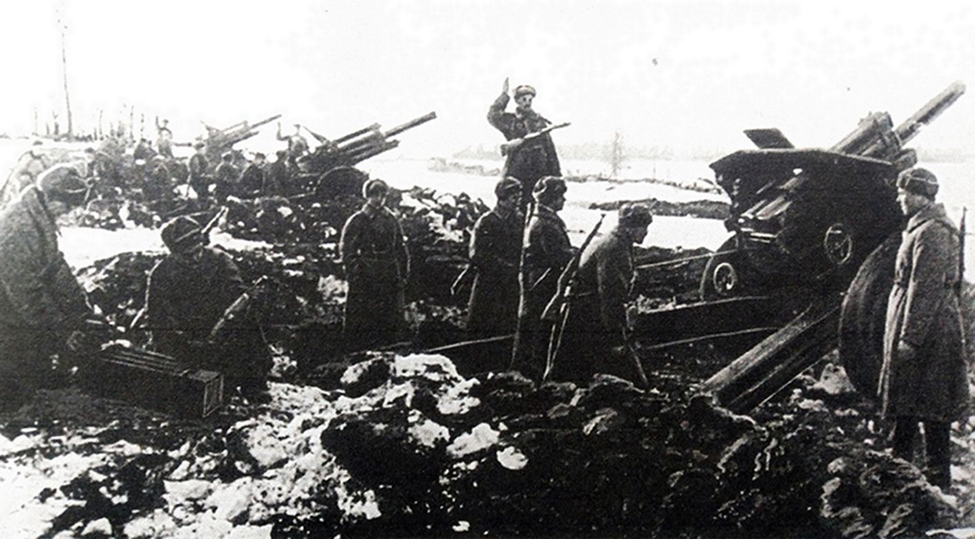 1941年11月,「莫斯科保卫战」期间,东线苏联战场,苏联首都莫斯科前线的一处苏军1938式122毫米榴弹炮阵地。1939年时,每个苏军步兵师配有两个炮兵团,其中1938式122毫米榴弹炮装备数量为28门。而到了苏联卫国战争时期,苏军每个步兵师装备的122毫米榴弹炮数量达到32门,专属炮师中则会装备72门。