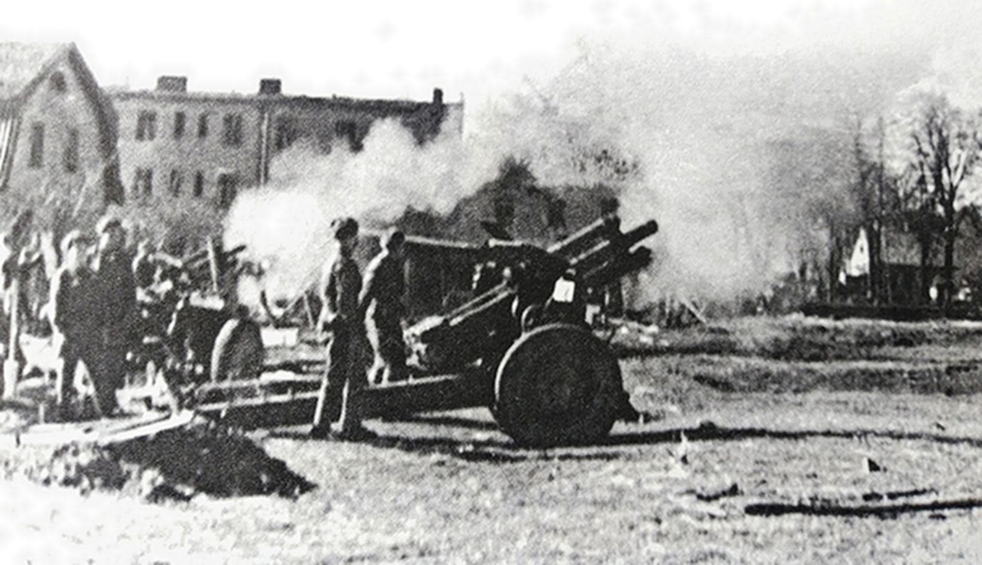 1945年3月,「柯尼斯堡战役」期间,东线战场普鲁士地区柯尼斯堡,苏联白俄罗斯第3方面军正用1938式122毫米榴弹炮向德军阵地开炮,由于德军的顽强固守,柯尼斯堡的德国守军直到1945年4月9日才投降。