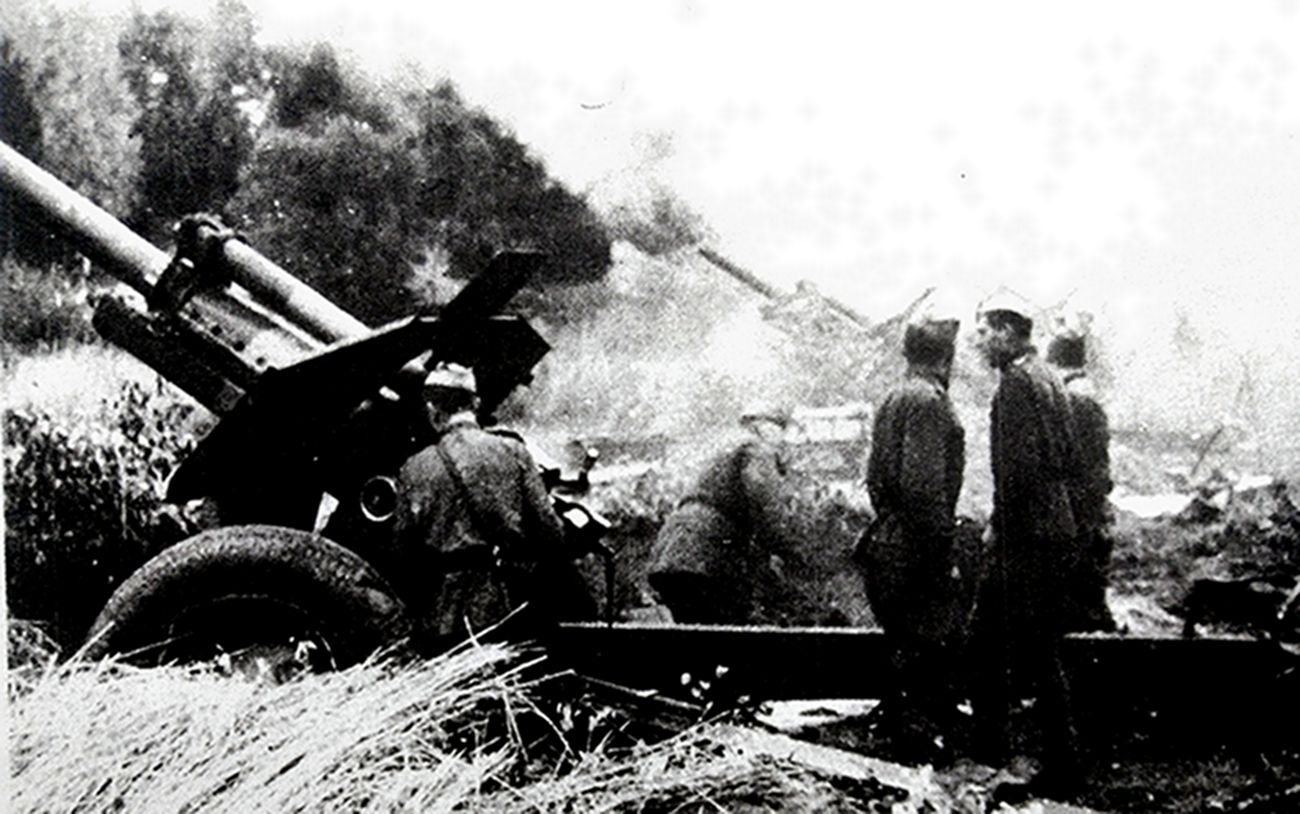 1944年,「苏德战争」期间,东线苏联战场的战斗中,苏联波罗的海第2方面军的1938式122毫米式榴弹炮阵地中,炮兵们正在对德军进行炮击。