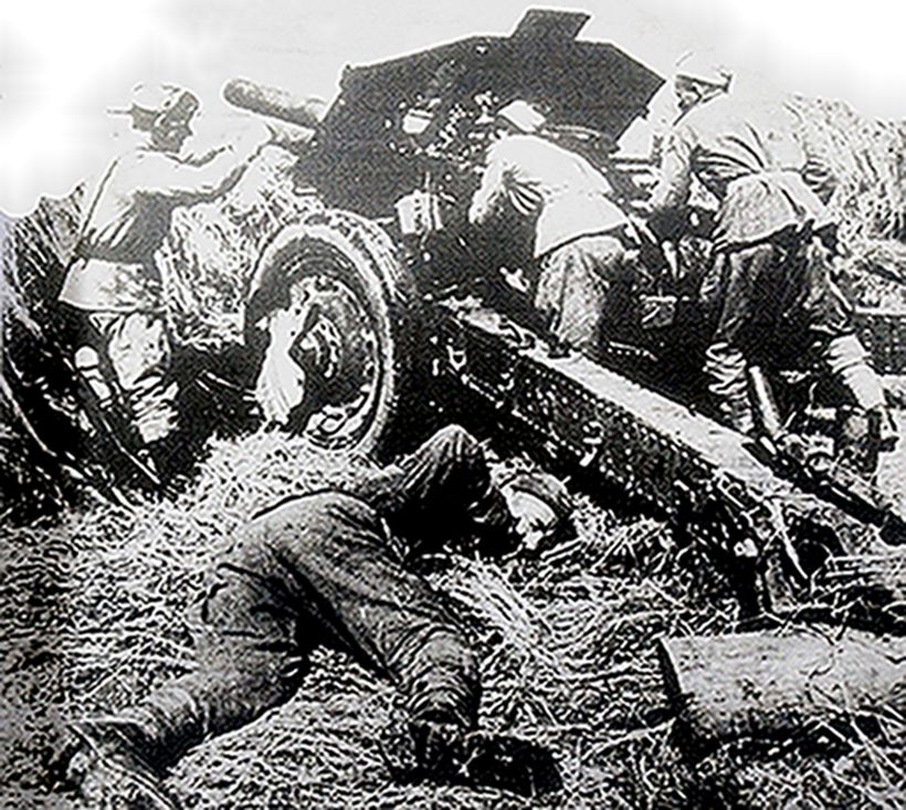 1944年7月,「白俄罗斯战役」期间,东线苏联战场,隶属苏联白俄罗斯第3方面军的一门正在战斗中的1938式122毫米式榴弹炮。图中躺在地上的应是一名受伤的炮兵。