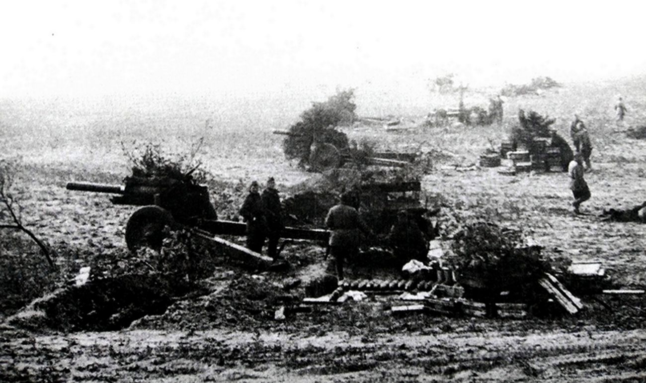 1945年4月,「柏林战役」期间,东线德国战场,苏军一处火炮阵地中,密集排列的1938式122毫米榴弹炮正猛烈轰炸柏林周围的防御工事。