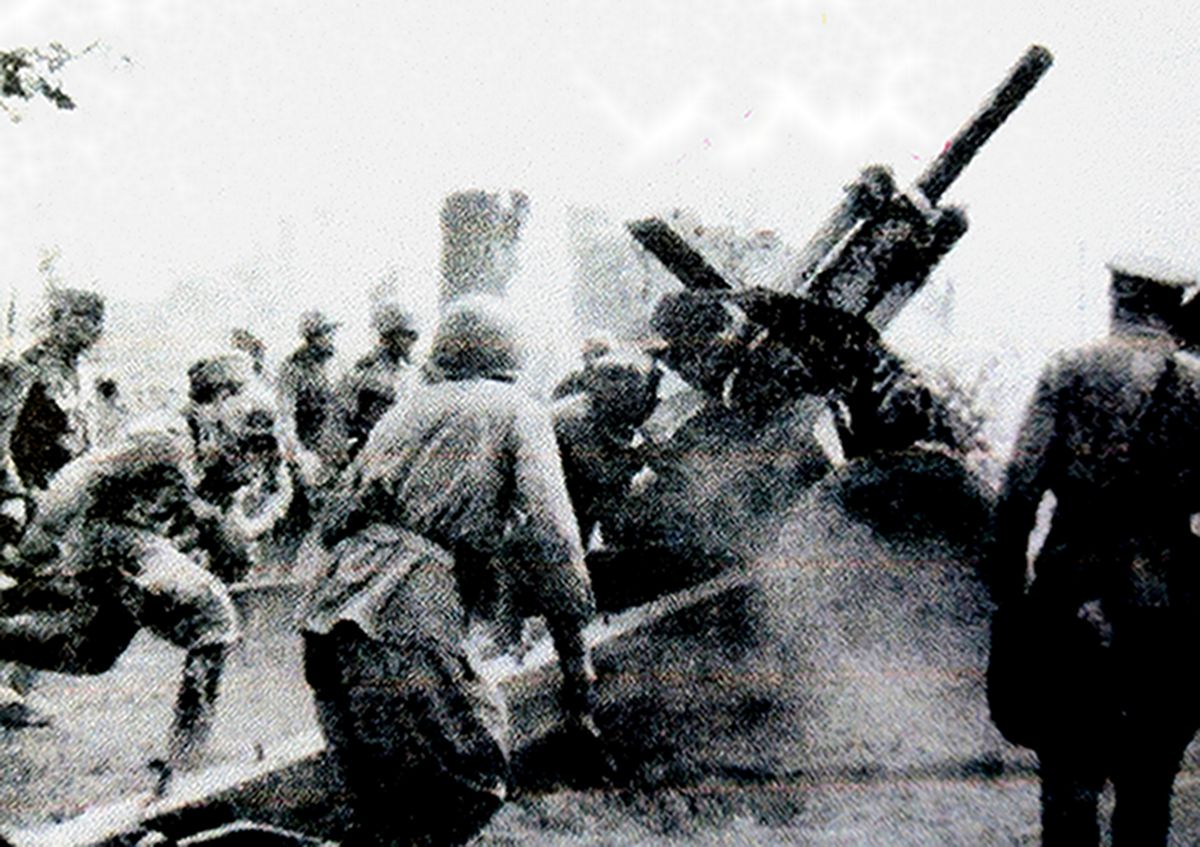 「苏德战争」期间,东线战场,在军官指挥下,苏军炮兵急速跑向1938式122毫米榴弹炮的炮位,全速进入战斗状态。