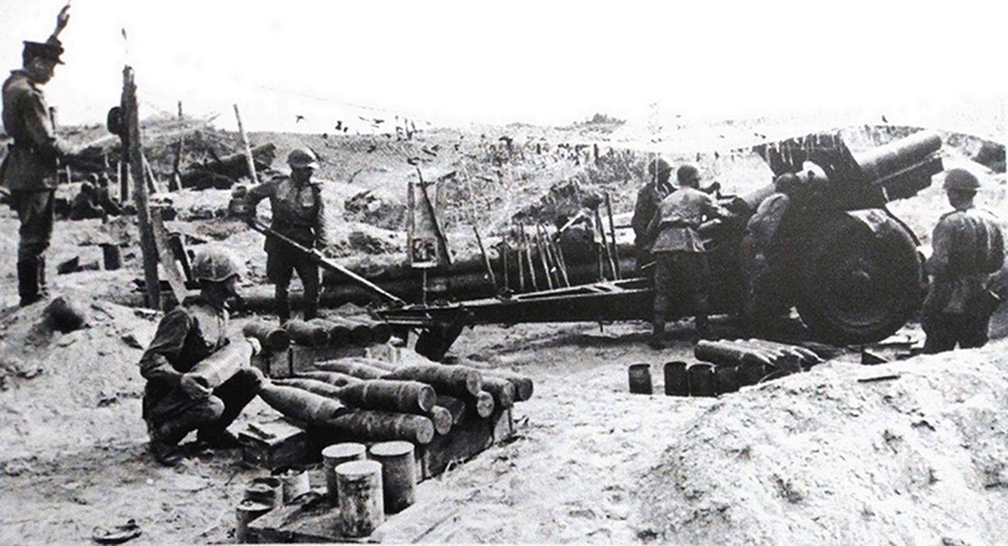 1941年秋，「列宁格勒保卫战」期间，东线苏联战场，苏军一个部署在反斜面位置的1909/30式152毫米榴弹炮发射阵地。这些老式152毫米榴弹炮在1930年代虽经苏军进行了改造，但其射程也仅是有限的8.85公里，远远比不上德军s.FH18型150毫米榴弹炮的13.3公里射程，因此经常受到德军远程炮火的压制。