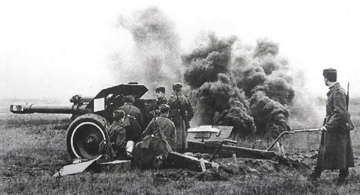 二战后期，「苏德战争」期间，东线战场，苏军一门1943式（D-1型）152毫米榴弹炮的炮班士兵在德军炮火的轰击下仍坚持战斗。