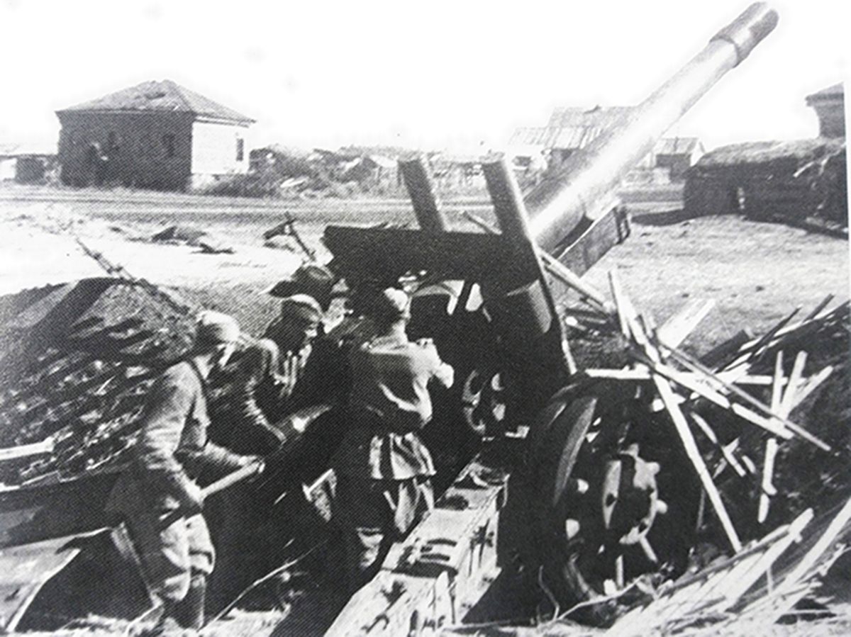1942年，「斯大林格勒保卫战」期间，东线苏联战场，部署在伏尔加河东岸的苏军一门1937式152毫米榴弹炮正在向德军开炮。该型重炮射程可达17公里，能攻击隔岸斯大林格勒城内的目标，为苏军取得斯大林格勒保卫战的胜利作出了重大贡献。
