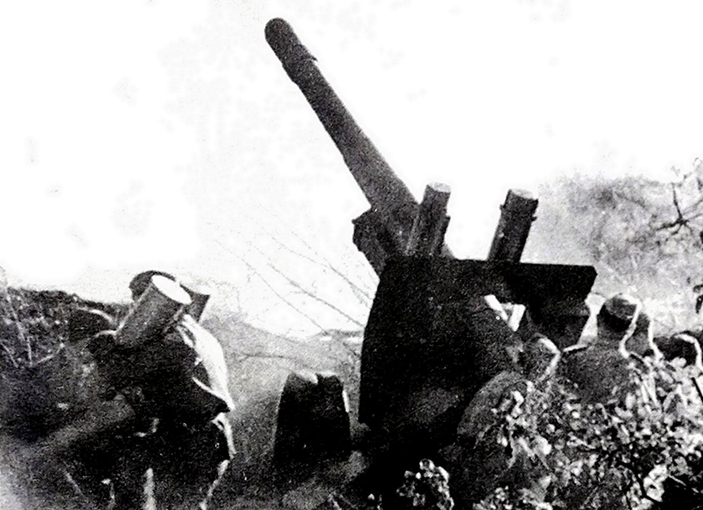 1943年，「苏德战争」期间，东线苏联战场哈尔科夫地区，苏军一门正在投入战斗的1937式152毫米榴弹炮，该炮的炮管射角很高，应是作为远程火力的压制射击。
