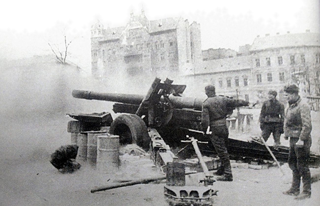 1945年4月至5月间，「柏林战役」期间，东线德国战场，苏军攻入了德国首都柏林，苏军一门部署在柏林街头的1937式152毫米榴弹炮正在射击中。该型火炮有很好的可靠性，据说，在柏林战役中，苏军有一门1937式（ML-20型）152毫米榴弹炮连续打出了4900发炮弹后，仍能保持正常发射状态。
