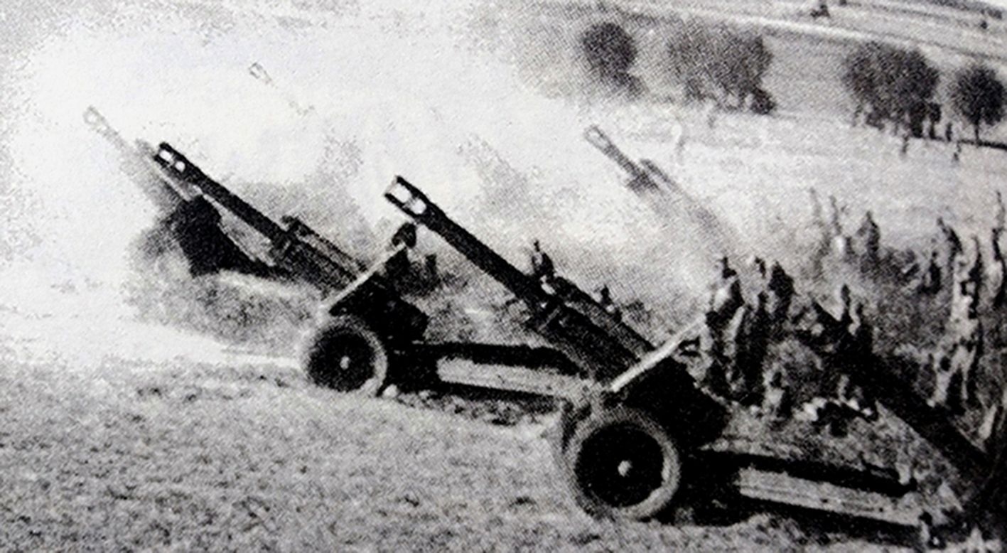 1944年夏季，「苏德战争」期间，东线战场，乌克兰草原地区，苏军一门1943式（D-1型）152毫米榴弹炮正在向德军展开密集炮击，阵地上烟雾弥漫，由此可见炮火之猛烈。
