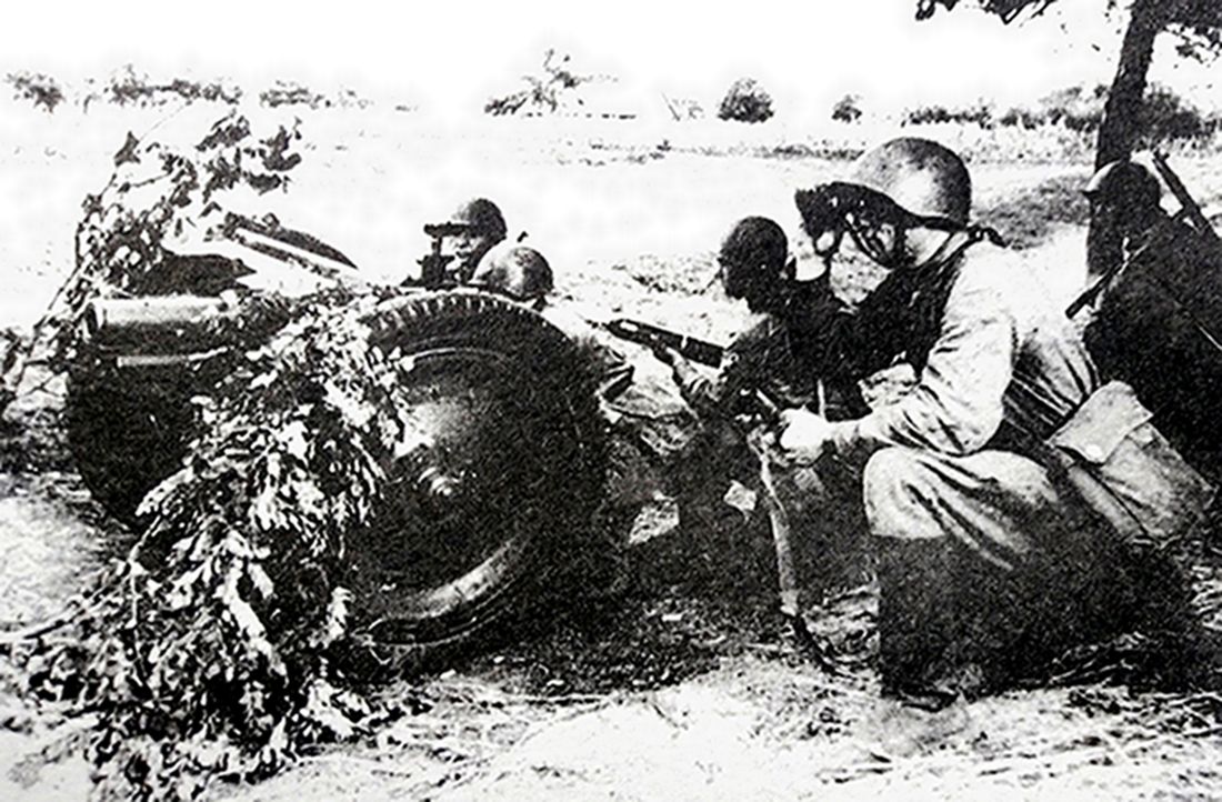 1941年9月，「苏德战争」期间，东线苏联战场，苏联西南方面军一门1927式76毫米步兵炮在炮长的指挥下迎击入侵的德军。在苏联卫国战争中，这种属于一战水平的76毫米口径步兵炮仍是苏军步兵的主要作战装备。