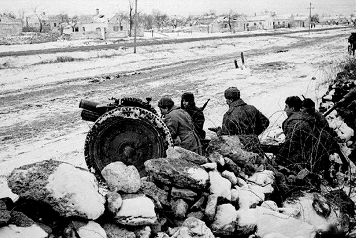 「苏德战争」期间，东线苏联战场，苏军炮兵将一门1927式76毫米步兵炮阵地设置在一村庄外，准备投入战斗。1930年开始，76毫米步兵炮换装了便于机动的实心充气大轮胎，炮座轮胎直径达1.14米，这种大轮子不但便于机动，同时也为炮手提供了额外的保护。