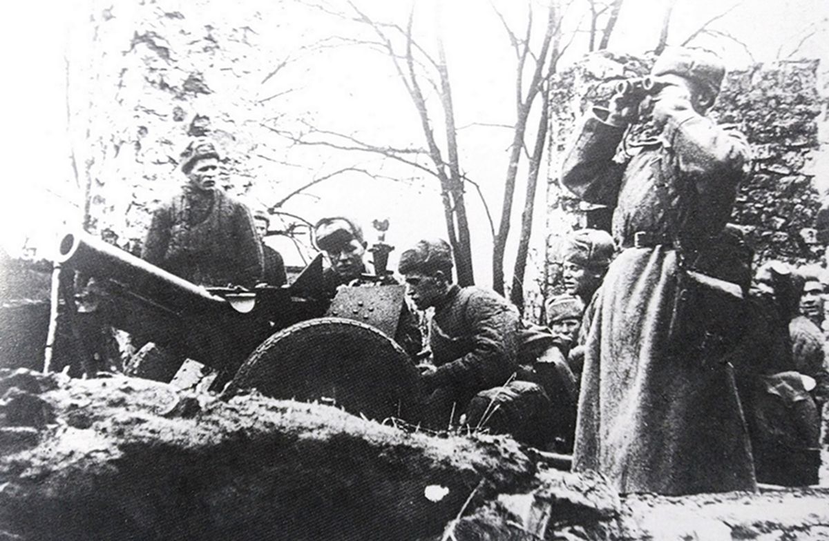 1942年冬季，「斯大林格勒保卫战」期间，东线苏联战场，苏军一门1927式76毫米步兵炮在斯大林格勒地区与德军作战，一炮兵指挥官正用望远镜观察敌情。