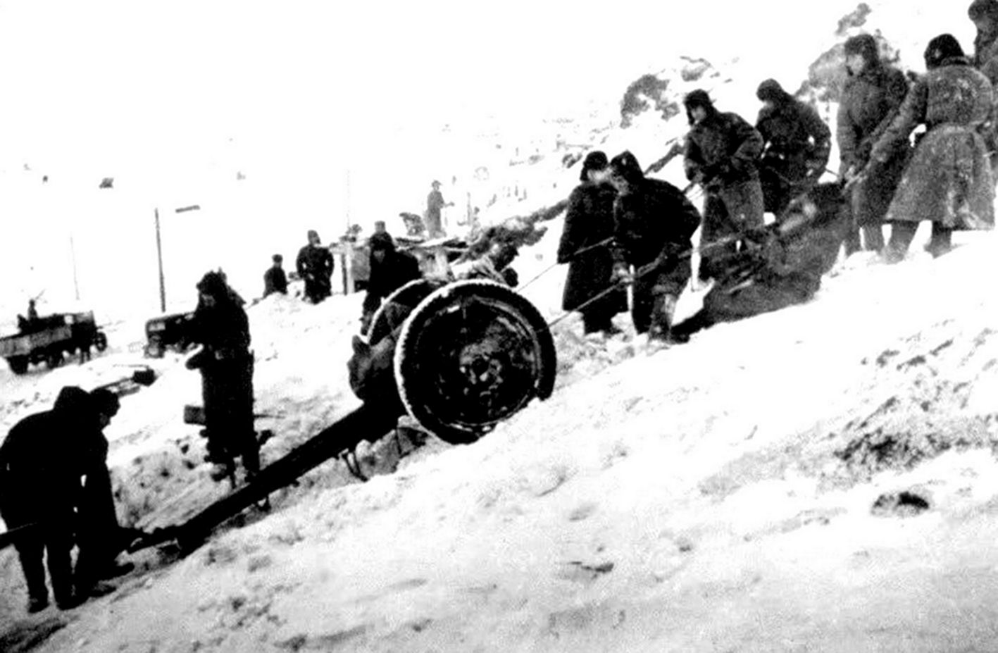 「苏德战争」期间，东线战场，苏军炮兵正在冬季雪地中，努力将一门1927式76毫米步兵炮拉上山顶，由于该炮重量较轻，即使上山困难，但也可以使用人力拉动。