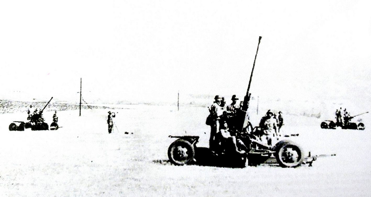 「苏德战争」期间,东线苏联战场,苏军一处正在对空警戒的1939式(61-K)37毫米高射炮阵地。该炮采用类似机关炮的弹夹设计,每次装填能够速射5发炮弹,而苏军一个37毫米高炮连通常装备数为4门,防空作战时会组成一个射击方阵,因而能形成密集的对空火力,在这个火力范围内,进行低空轰炸的德军战机通常难以逃脱。