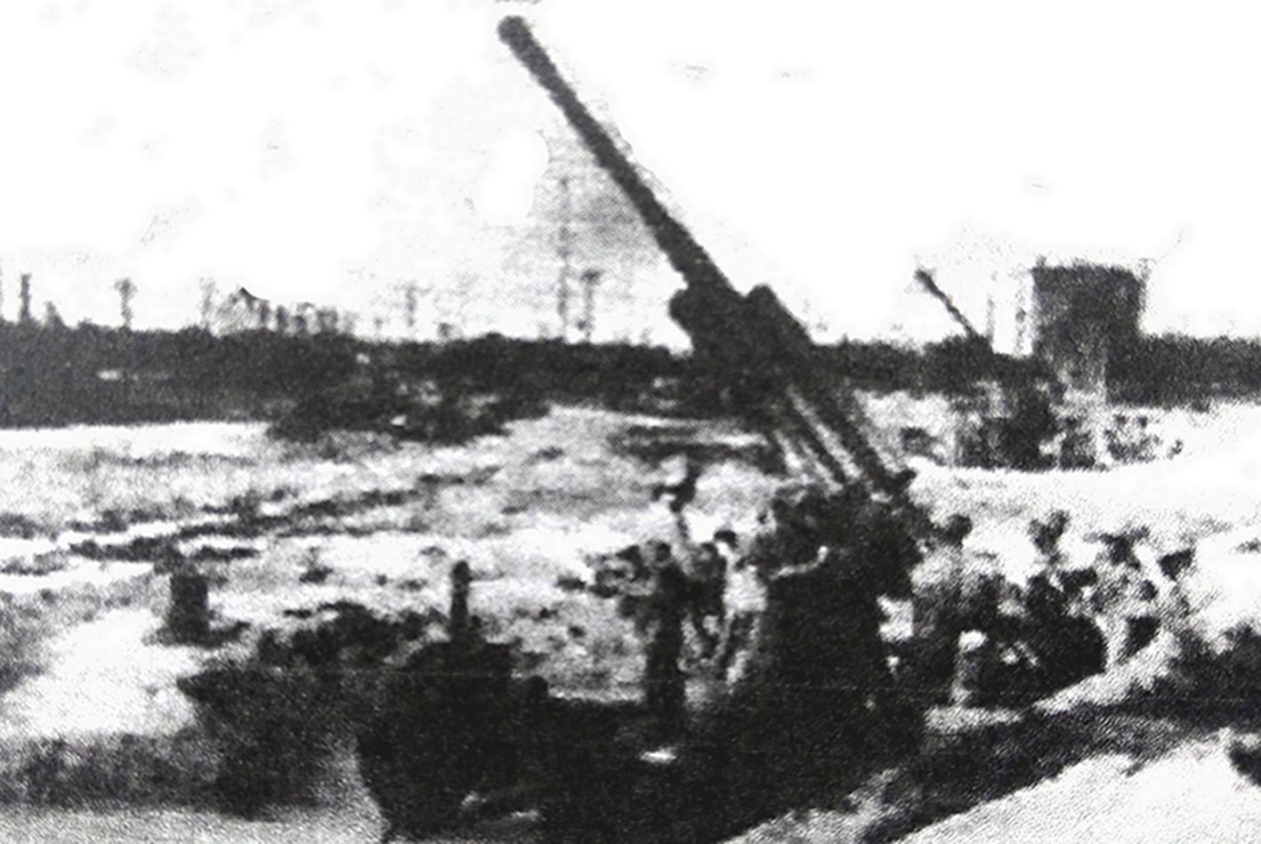 1942年,「苏德战争」期间,东线苏联战场,部署在苏联某城市郊外的一处1939式(52-K)85毫米重型高射炮阵地。