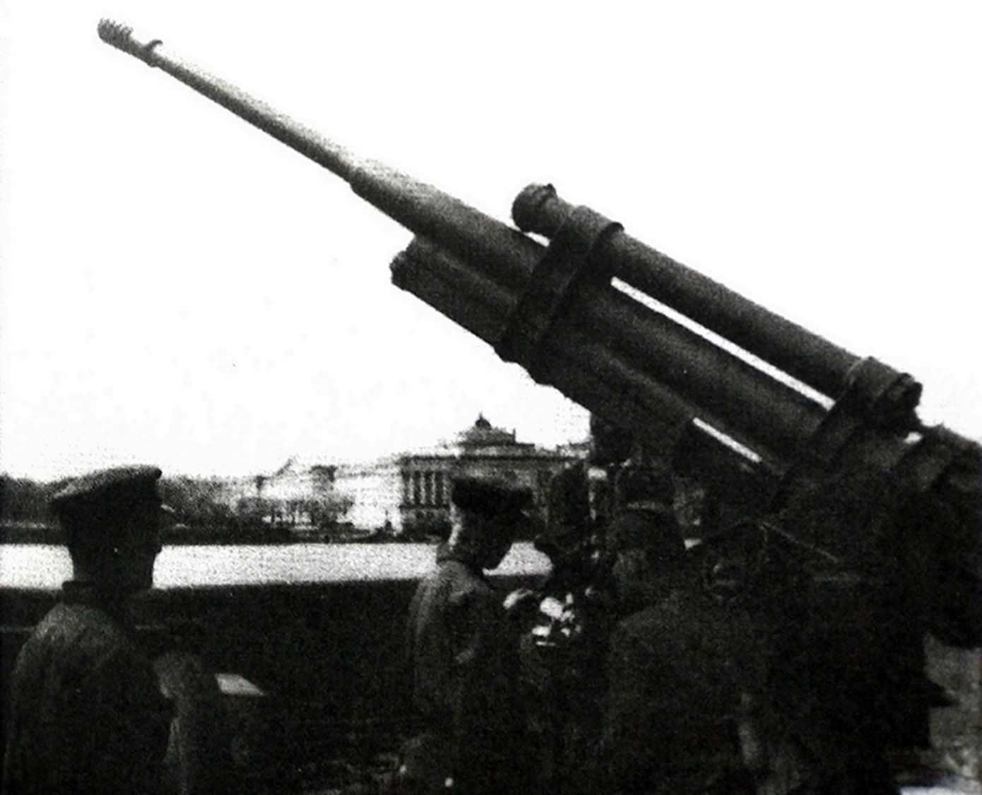 1941年底,「列宁格勒保卫战」期间,东线苏联战场,部署在涅瓦河沿岸的苏军一门1939式(52-K)85毫米重型高射炮。苏军的85毫米高射炮主要用于保卫车站、桥梁等重要目标,也用于城市保卫战的防空,其最大射程可达15.65公里,能打击中高空飞行的德军轰炸机。
