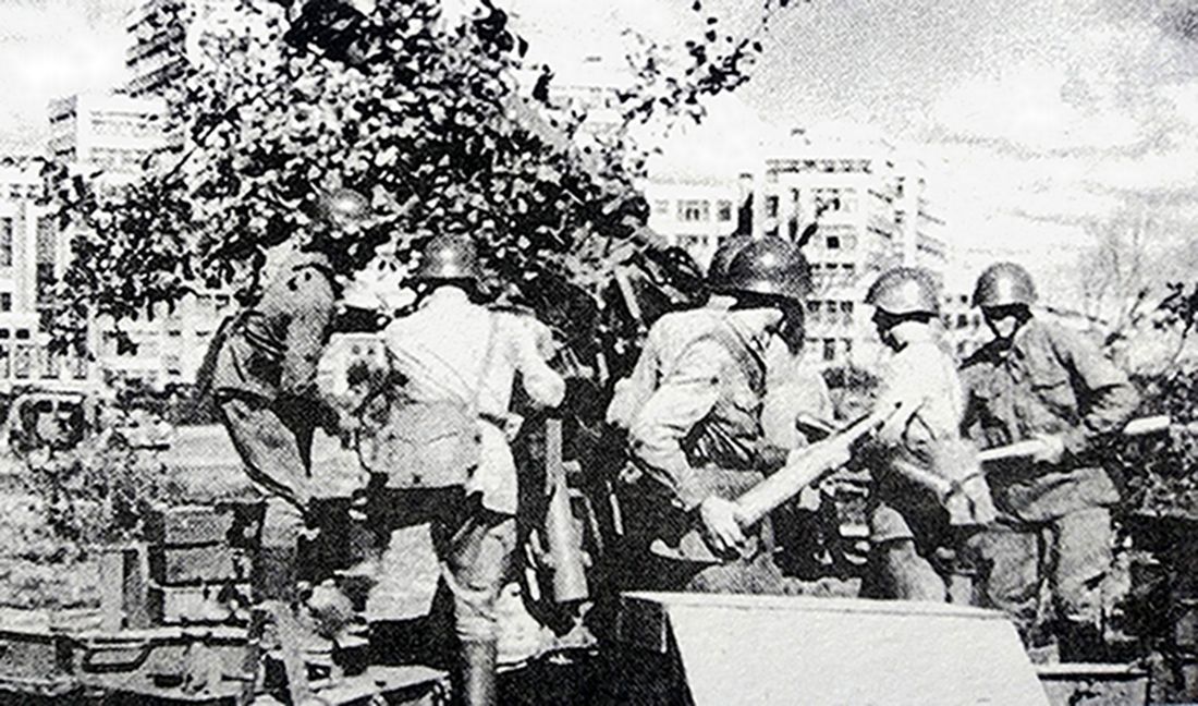 1941年秋季,「苏德战争」期间,东线苏联战场哈尔科夫地区,一门用树枝伪装的1939式(52-K)85毫米重型高射炮阵地上,苏军炮兵正紧张地投入对空作战。1941年10月,德国第17集团军进攻哈尔科夫,苏联第18集团军与德军第55军进行了长达五天的巷战,双方都损失巨大,最终于10月底,这个苏联工业中心被德军攻占。
