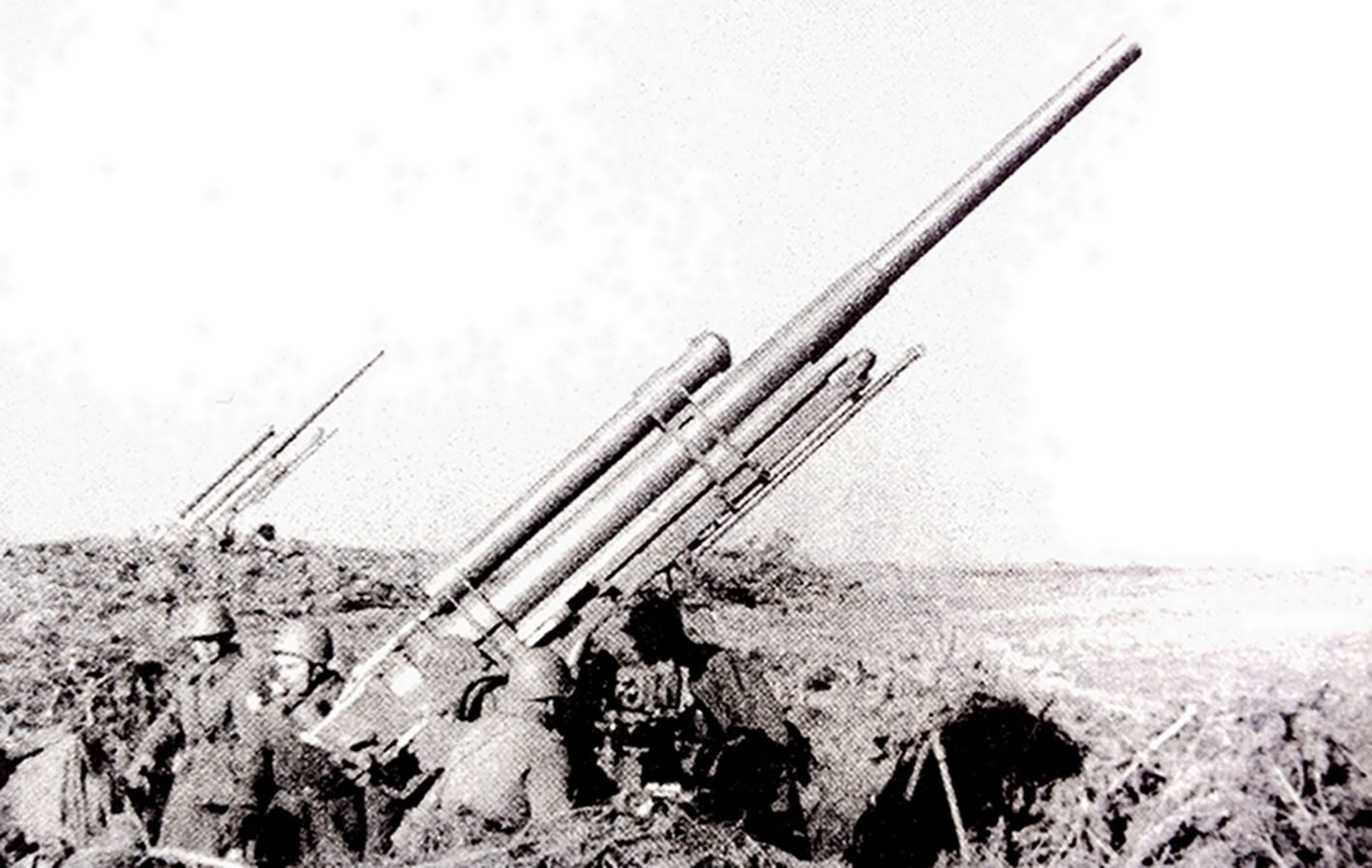1941年夏天,「苏德战争」期间,东线苏联战场敖德萨附近地区,一处正准备迎击德军战机的苏军1939式(52-K)85毫米重型高射炮阵地。