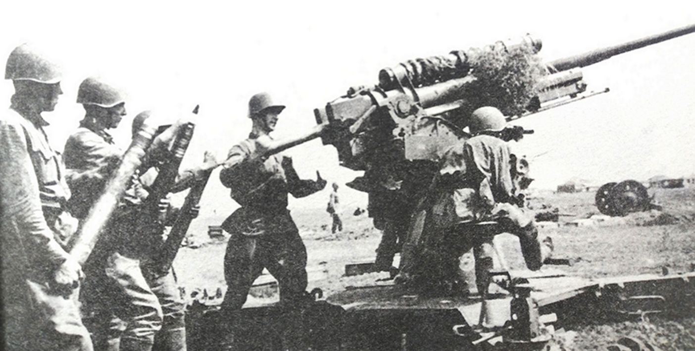 1941年秋季,「苏德战争」期间,东线苏联战场,一门苏军1939式(52-K)85毫米重型高射炮正在向远方德军坦克射击。该炮性能接近德军88毫米高炮水平,发射高爆穿甲弹时,可在1000米距离击穿102毫米装甲,发射高速穿甲弹时,可击穿130毫米装甲,因此除了具备防空作战能力外,也能打击地面重装甲目标,但苏军却较少将其用于反坦克任务。