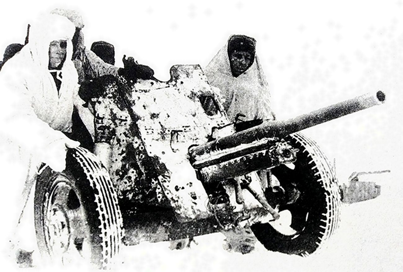 1943年冬天,「苏德战争」期间,东线苏联战场哈尔科夫地区,隶属苏联沃罗涅日方面军的炮兵正在雪地中推动一门M1930式37毫米反坦克炮,准备转移至新阵地。这是苏联以德国莱茵金属工厂生产的37毫米口径反坦克炮为基础进行研制的苏军最早拥有的一种反坦克炮,该炮在30度仰角发射时,可在1000米内穿透38毫米厚的装甲。虽然该型炮由于穿甲能力较弱,苏联很快就停止了生产,但在苏军中仍有一些一直坚持使用到二战中期,作反轻型装甲车与火力支援用。