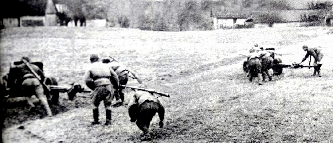 1944年秋季,「苏德战争」期间,东线波兰战场,隶属苏联乌克兰第1方面军的反坦克部队正在进行演习,炮兵们正在快速地将2门M1942式45毫米反坦克炮推进阵地。M1942式45毫米反坦克炮是M1937式的改进版,改进后炮管更长,炮口初速增加,炮弹穿甲能力更强。