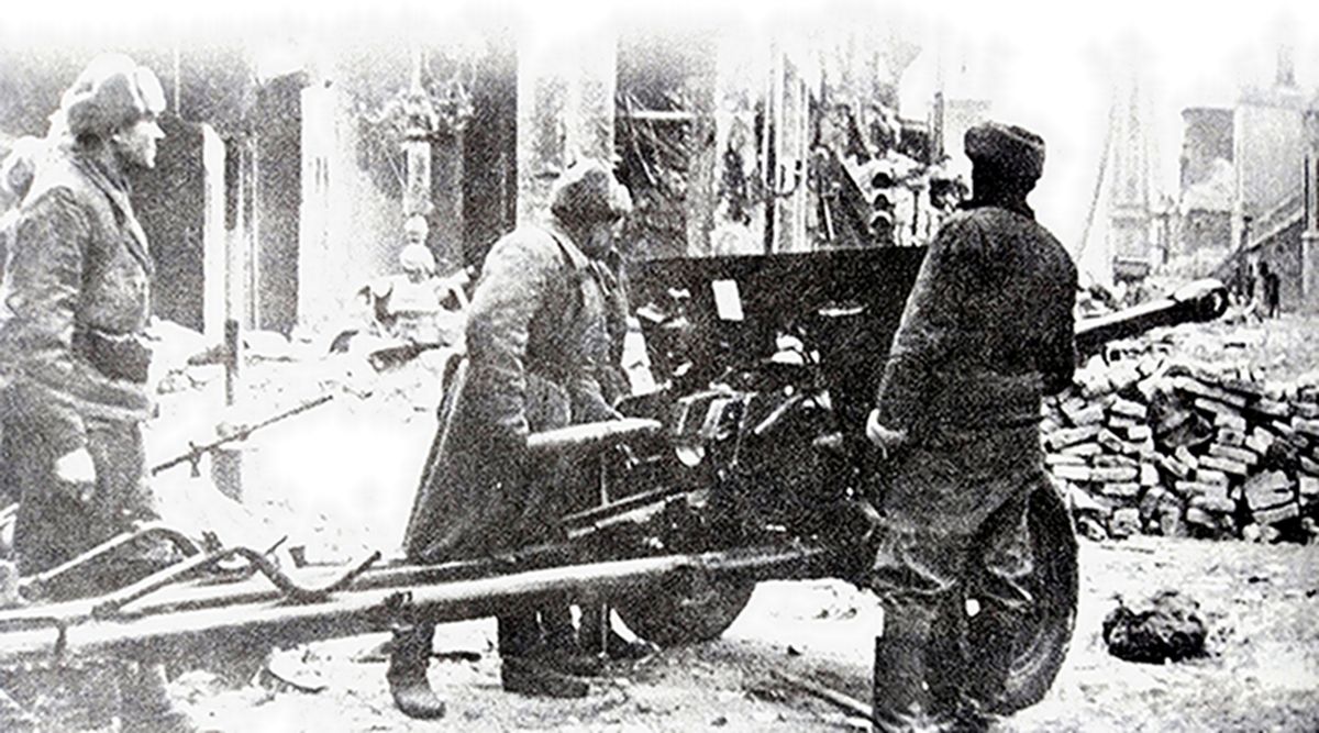 1944年底,「布达佩斯战役」期间,东线匈牙利战场,苏军包围了布达佩斯,在著名的多瑙河大桥旁的街道上,苏军一个57毫米反坦克炮班正向德军阵地发炮。