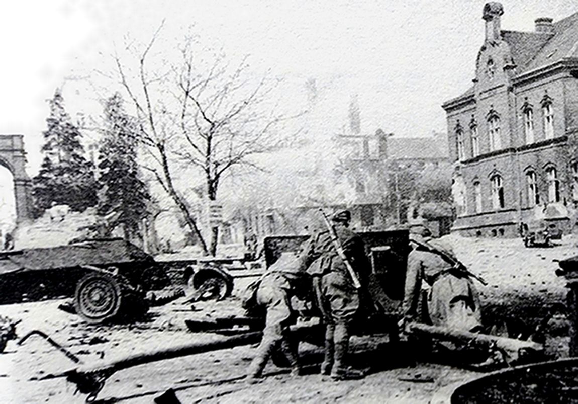 1945年4月,「柏林战役」期间,东线德国战场,苏联乌克兰第1方面军进攻德国小镇卡劳,一门苏军57毫米反坦克炮占据了街道上一处有利地形,对固守小镇的德军阵地进行炮轰。57毫米炮能发射3.148公斤重的炮弹,一个有战斗经验的炮班每分钟可发射20发炮弹,因此有较强的攻击力。