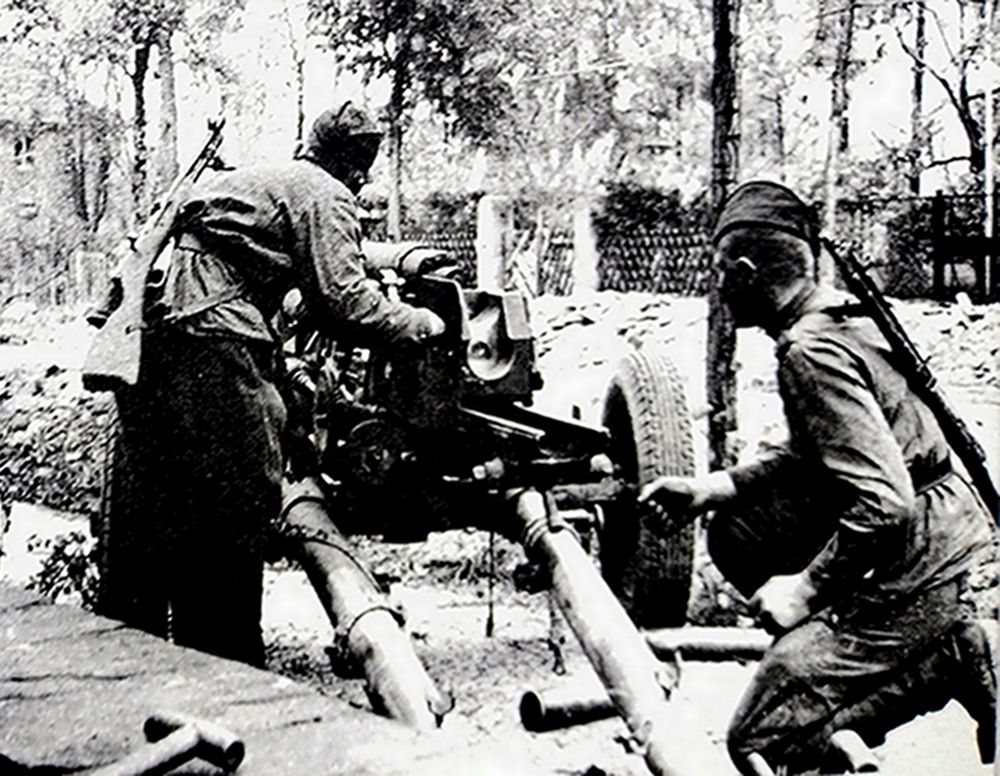 1944年底,「布达佩斯战役」期间,东线战场匈牙利,苏军包围了布达佩斯,在著名的多瑙河大桥旁的街道上,苏军一个57毫米反坦克炮班正向德军阵地发炮。