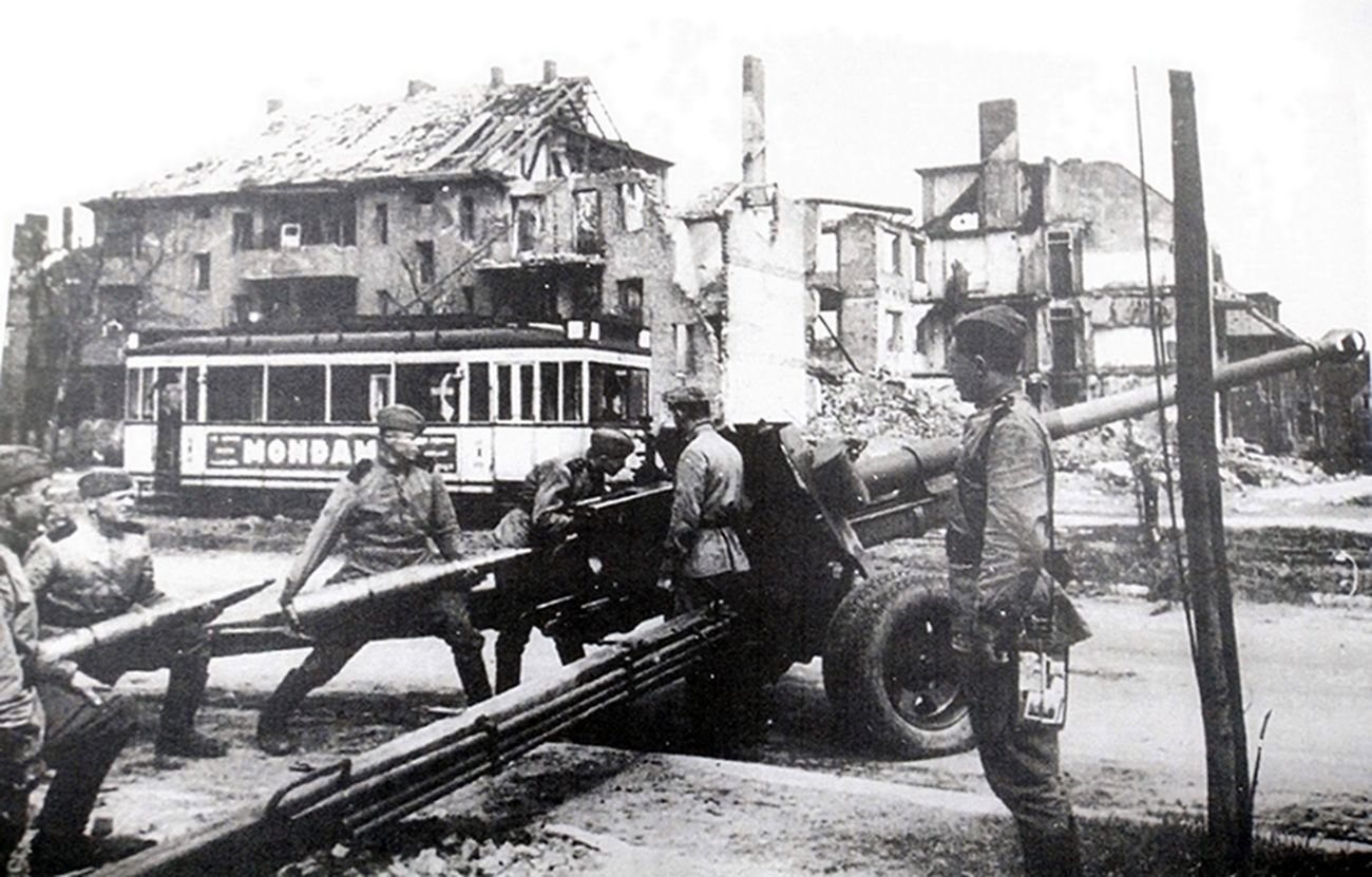 1945年4月,「柏林战役」期间,东线战场,苏军围攻德国首都柏林,一门进入柏林街头的苏军M1944式(BS-3型)100毫米反坦克炮正在进行战斗。M1944式(BS-3型)100毫米反坦克炮于1944年开始生产,到1945年1月苏军部队总共装备了不到200门,因此只有少数在二战结束前参加了进攻德国的战斗。