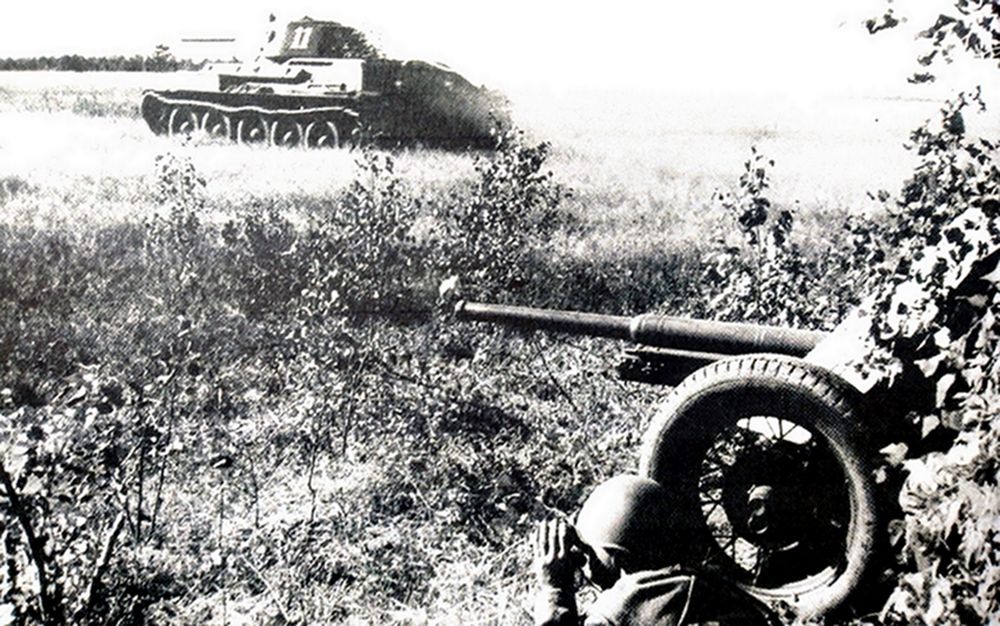 1941年夏天,「苏德战争」期间,东线苏联战场,苏军一门M1937式45毫米反坦克炮正与一辆T-34坦克一起抗击入侵的德军装甲部队。
