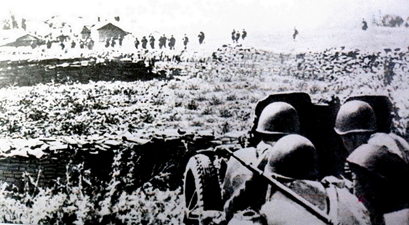 1942年夏季,「苏德战争」期间,东线苏联战场顿河地区,苏军步兵在M1937式45毫米反坦克炮支持下,对德军发起反攻。45毫米炮可以发射杀伤威力大的高爆弹,以这种方式,该炮除可用于反坦克外,还能作火力支援用。