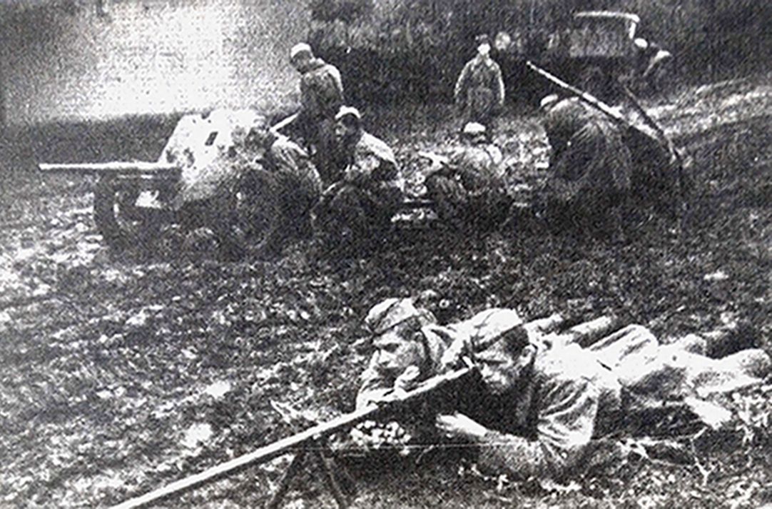1942-43年间,「苏德战争」期间,东线苏联战场,由一个PTRD 14.5毫米反坦克步枪小组和一门M1937式45毫米反坦克炮组成的一个苏军反坦克分队正在战斗中。当时,这两种武器对抗德国的轻型坦克与装甲车还是颇为奏效。