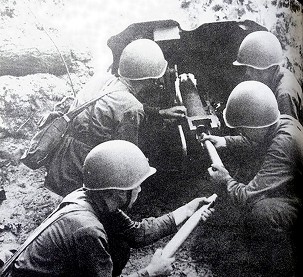 「苏德战争」期间,东线苏联战场,苏军炮兵正在操纵一门M1937式45毫米反坦克炮攻击德军坦克。苏式45毫米反坦克炮发射披帽穿甲弹,在100米距离可击穿43毫米的30度倾角装甲或51毫米0度倾角装甲;在1000米距离上可击穿31毫米的30度倾角装甲或38毫米0度倾角装甲。