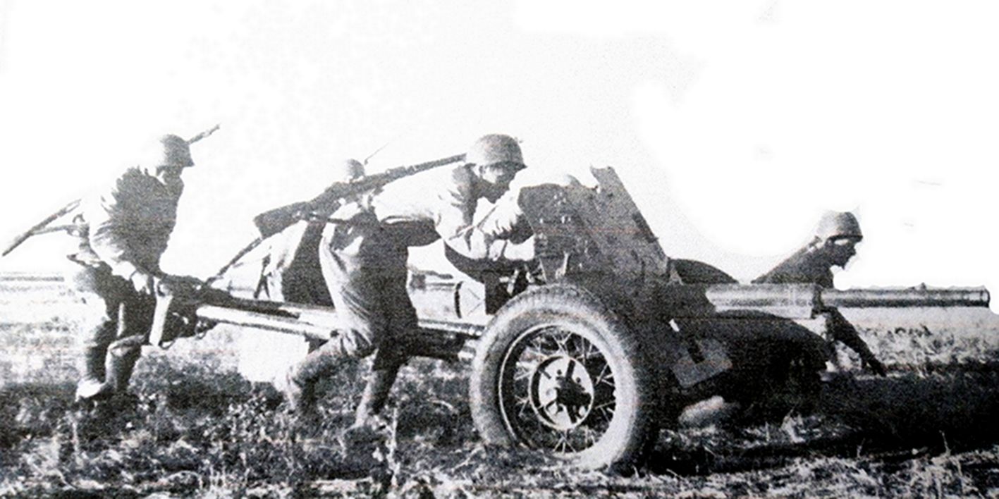 1942年夏季,「斯大林格勒保卫战」期间,东线苏联战场,坚守斯大林格勒的苏军一个反坦克炮班推着一门45毫米反坦克炮进入阵地,抵抗德军的进攻。
