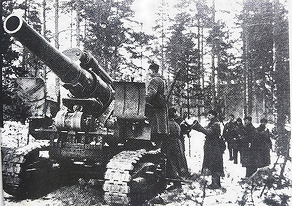 「苏德战争」期间,战场上,苏军一门隐蔽在树林中的1931式203毫米榴弹炮。该炮生产后,只装备苏军最高统帅部直接控制的后备炮兵部队和集团军直属炮兵营,每营装备12门,可进行高射角射击或直瞄射击,主要负责摧毁距战斗前沿较远的坚固混凝土工事。