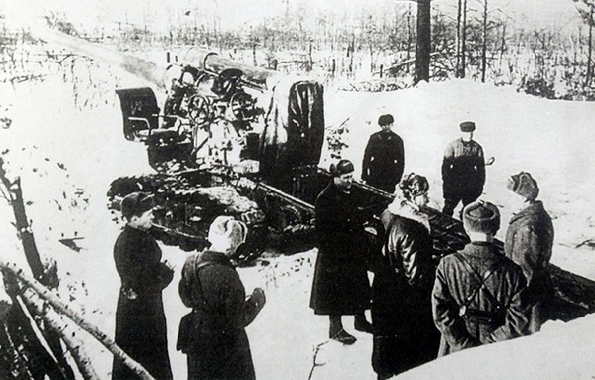 「苏德战争」期间,东线苏联战场,冬季雪地上,苏军将一门1931式203毫米榴弹炮运到阵地。