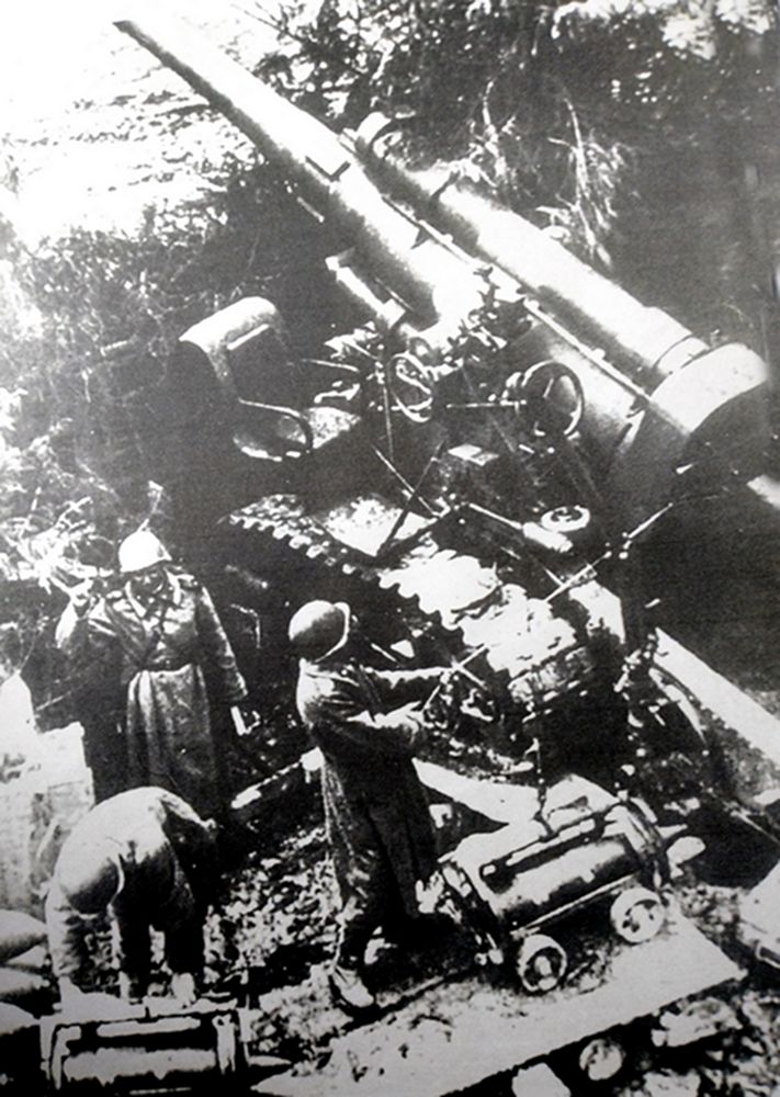 「苏德战争」期间,东线苏联战场,苏军一门1931式203毫米榴弹炮已处于射击准备状态。弹药小车已经装好一枚炮弹,炮兵正操纵起重机将其吊起准备上膛。该炮备有混凝土穿透弹和特殊的尾翼稳定炮弹,最大能贯穿4米厚的混凝土工事。