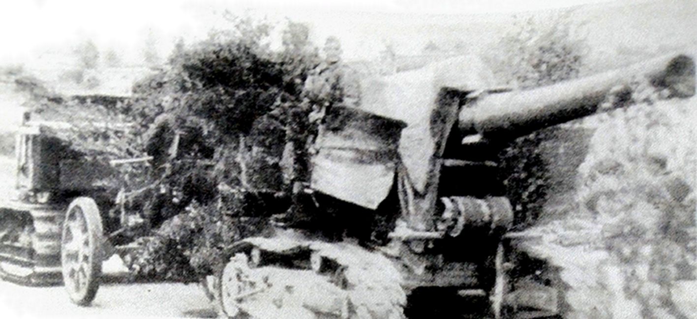 「苏德战争」期间,东线苏联战场,苏军正将一门1931式203毫米榴弹炮运往前线阵地。该炮安装了履带式自行炮架,炮架尾部装有辅助轮用于牵引,一般采用拖拉机牵引,从而具备较好的机动能力,需要长途运输时,可将其拆为炮架和炮管两部分搭载在运输工具上。