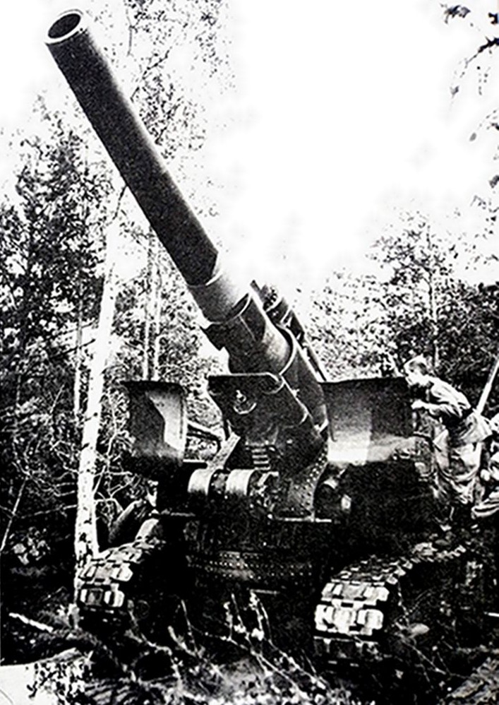 1945年春天,「苏德战争」期间,东线战场波罗的海沿海,隶属苏联波罗的海第2方面军的一门1931式203毫米榴弹炮的炮班战士正在作战斗前准备。
