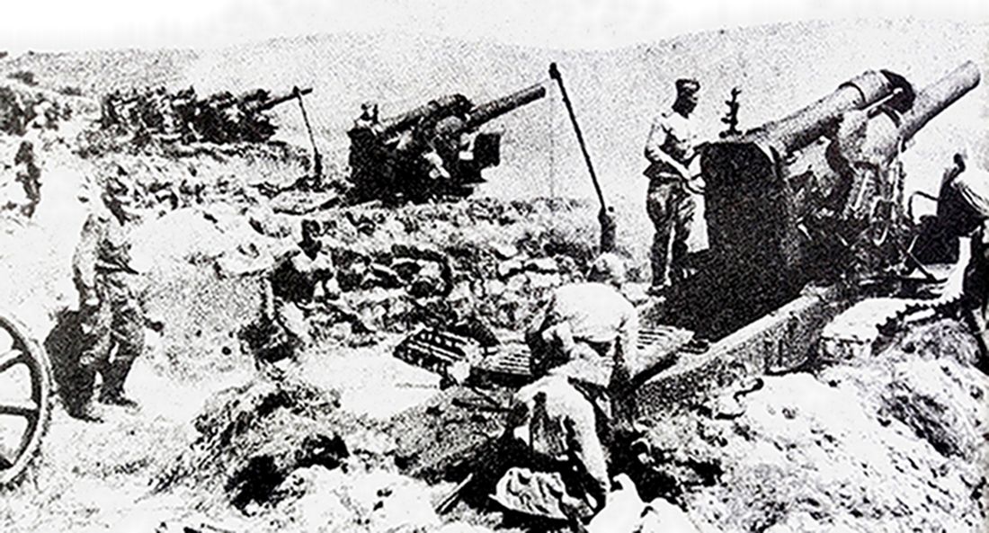 1944年5月,「克里米亚攻势」期间,东线苏联战场克里米亚萨蓬山附近,苏军一个1931式203毫米榴弹炮阵地,炮兵正在检测瞄准装置,作好战斗准备。1931式203毫米榴弹炮首战于1939年底的「苏芬战争」期间,它在摧毁芬兰军队永久火力点的战斗中显示了巨大威力。后在苏德战场上的哈尔科夫、柴科斯基、柯尼斯堡、但泽以及进攻柏林的战斗中,苏军一直都装备着该炮。1944年6月5日,在列宁格勒战场上,苏军两个203毫米榴弹炮连摧毁了深藏地下达3个楼层、用钢筋混凝土加固的一个重型碉堡。