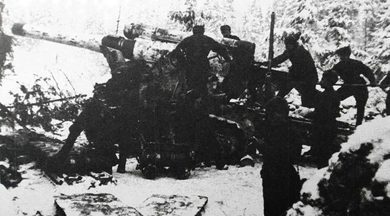 1944年冬季,「苏德战争」期间,东线苏联战场,苏军一门正在战斗中的1931式203毫米榴弹炮,操纵这门重型火炮需要多名有经验的炮兵通力合作,才能发挥其战斗威力。