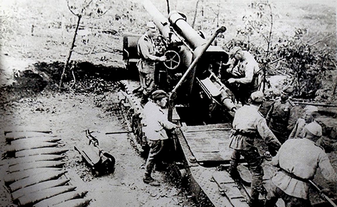 「苏德战争」期间,东线苏联战场,苏军炮兵正在将炮弹推入一门1931式203毫米榴弹炮的炮膛,这门重炮的炮弹重达98.5公斤,爆炸威力极大。该炮采用弹丸和药包分离的方式,炮架左侧装有一小型起重机用于调运弹药,炮弹发射速率一般为1发/分钟,只有十分熟练且密切协作的炮兵才有可能达到3发/分钟。