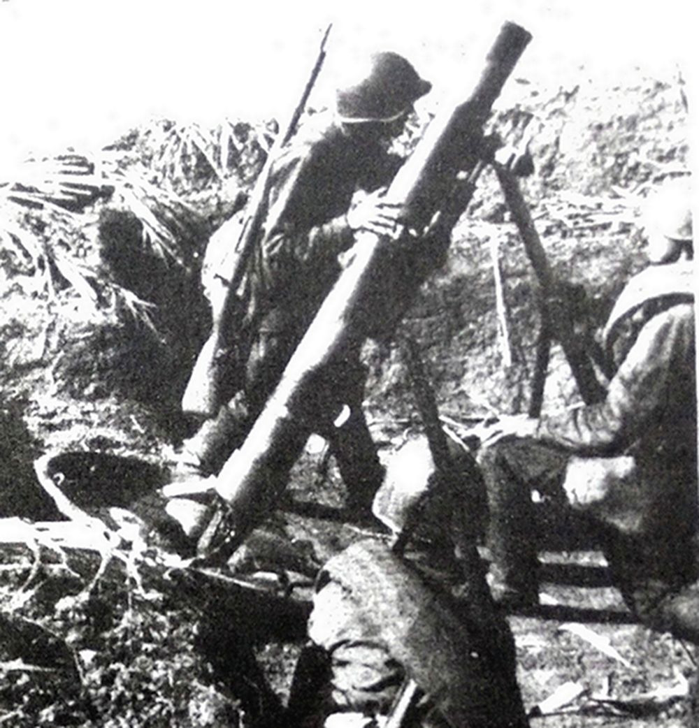 1943年，「苏德战争」期间，东线苏联战场高加索北部山区，苏军一门1938式107毫米迫击炮所属炮组人员正在发炮轰击进攻的德军。1938式107毫米迫击炮是苏军在1938年研制的两种重型迫击炮中的一种，主要供山地部队使用，亦被苏军称之为山地迫击炮。