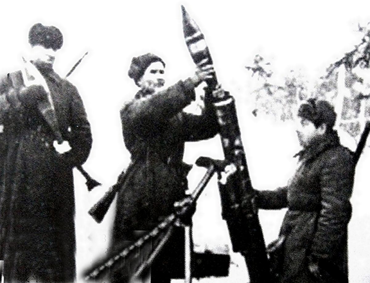 「苏德战争」期间，东线苏联战场，苏军山地部队战斗中使用的一门1938式107毫米迫击炮。一名炮兵正向迫击炮管装填炮弹，炮弹重8公斤，具有较大的爆炸威力。